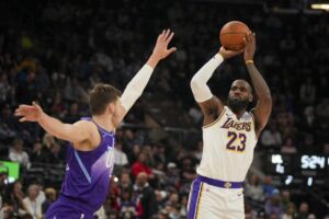 Read more about the article Lakers catch a break and hold on to defeat the Utah Jazz