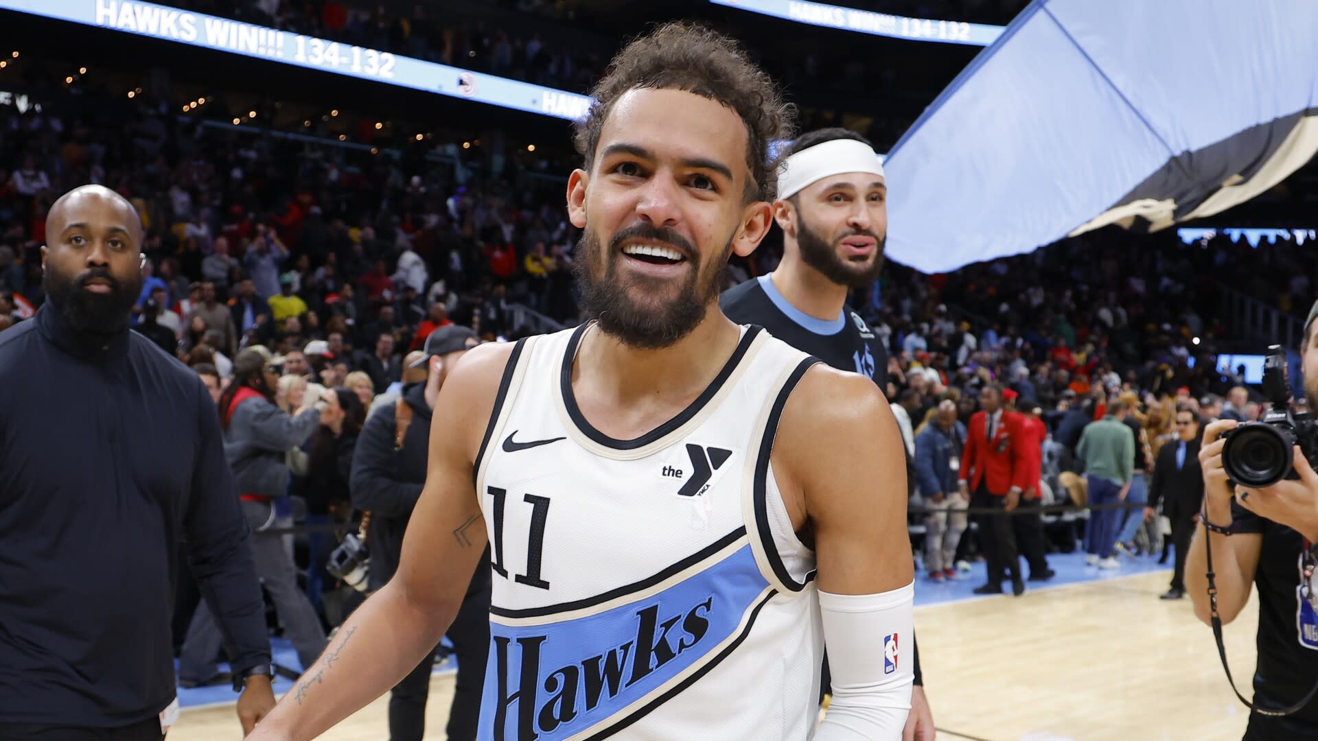 You are currently viewing Watch Trae Young bury game-winning 3-pointer in overtime to beat Lakers