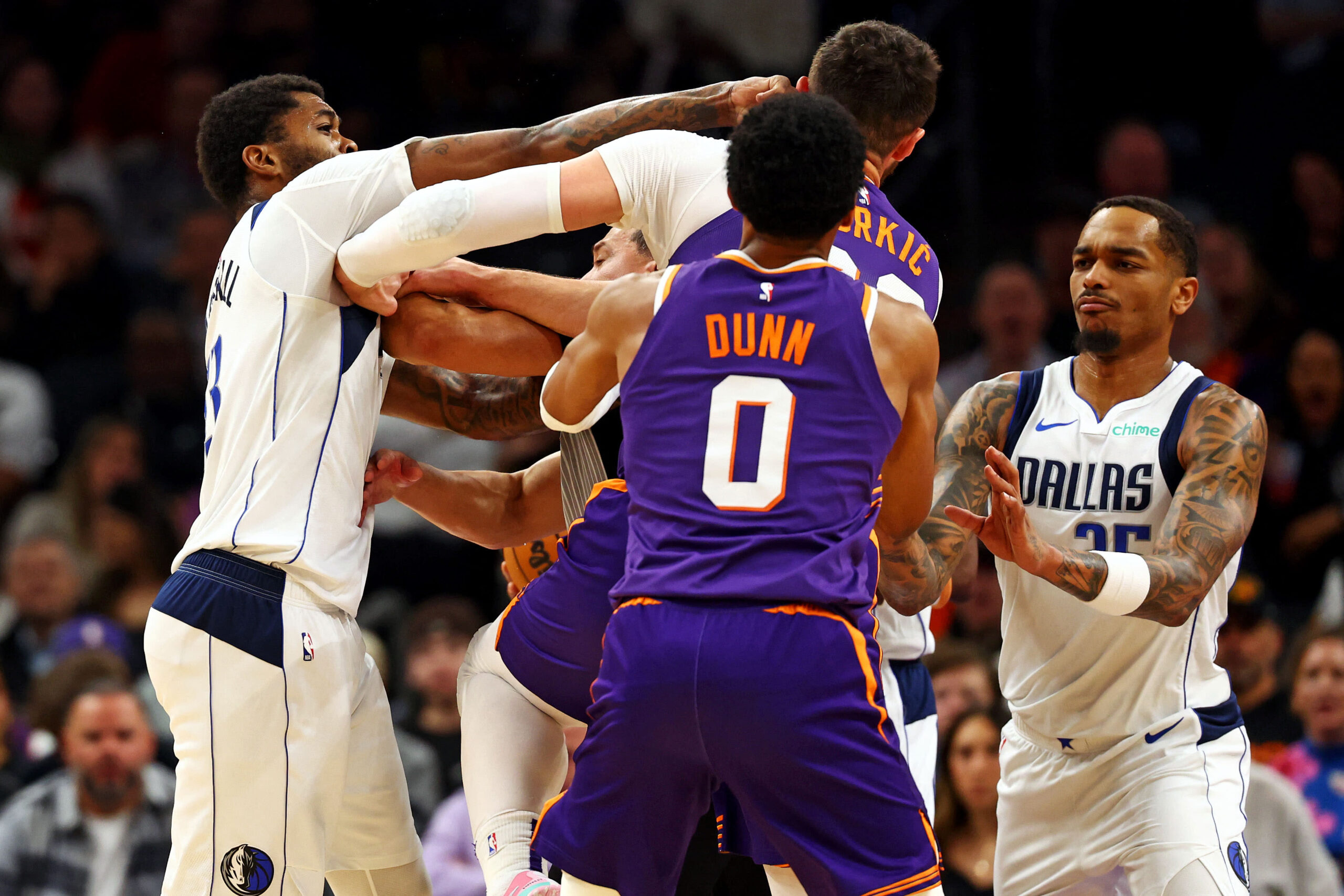 You are currently viewing Mavericks-Suns brawl ends with 3 ejected after punch thrown