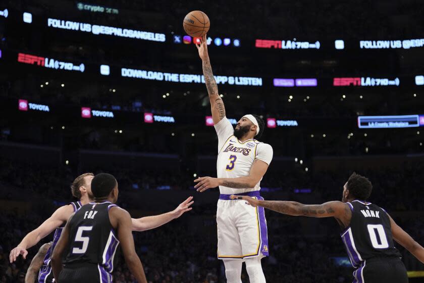 You are currently viewing Anthony Davis and Austin Reaves power LeBron-less Lakers past Kings