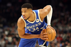 Read more about the article With Giannis Antetokounmpo turning 30, the Bucks star admits he wants to be MVP again