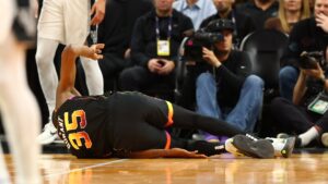 Read more about the article Kevin Durant out at least one week after rolling ankle Tuesday against Spurs