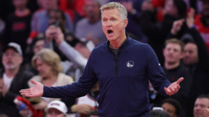 Read more about the article Kerr rips ‘unconscionable’ officiating in final seconds of Dubs’ loss