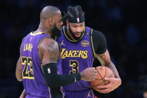 Read more about the article Plaschke: Sinking Lakers franchise must throw LeBron James and Anthony Davis overboard