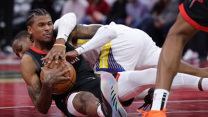 Read more about the article Gritty Rockets knock Warriors out of NBA Cup on questionable loose ball foul call