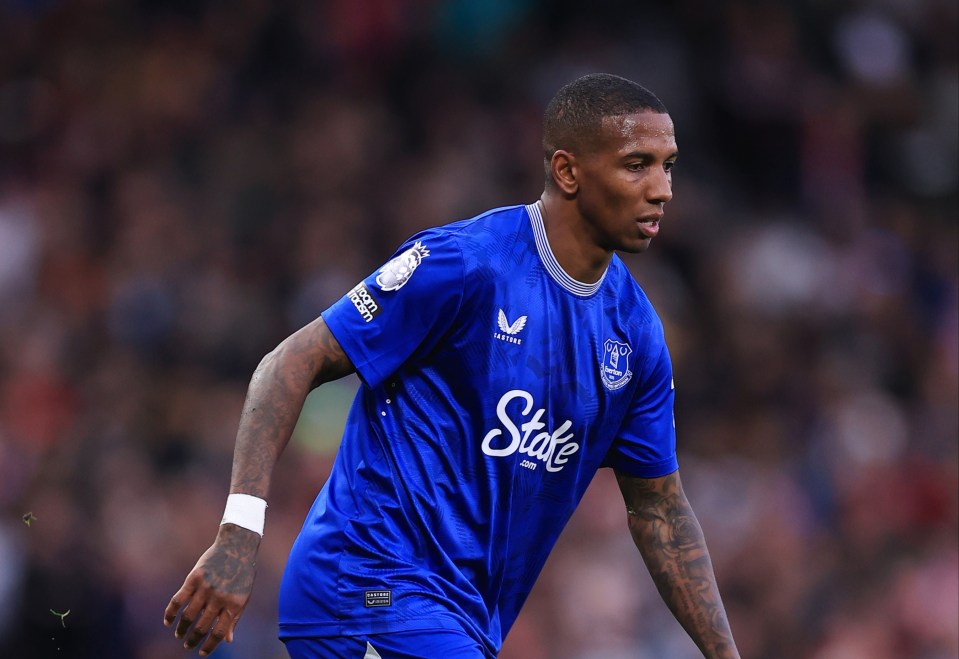 You are currently viewing James Tarkowski reveals Everton stars all want to do the same thing when they face Ashley Young’s son