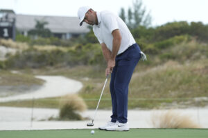 Read more about the article Scottie Scheffler has new putting grip and trails Cameron Young by 3 in Bahamas