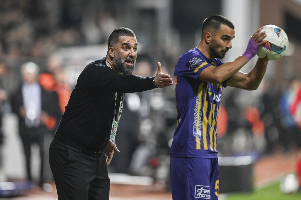 You are currently viewing Enraged Arda Turan sent off after ‘headbutt’ as Jose Mourinho’s Fenerbahce score