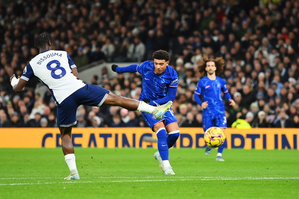 You are currently viewing Chelsea fans love what Jadon Sancho did to Tottenham corner flag in unseen moment