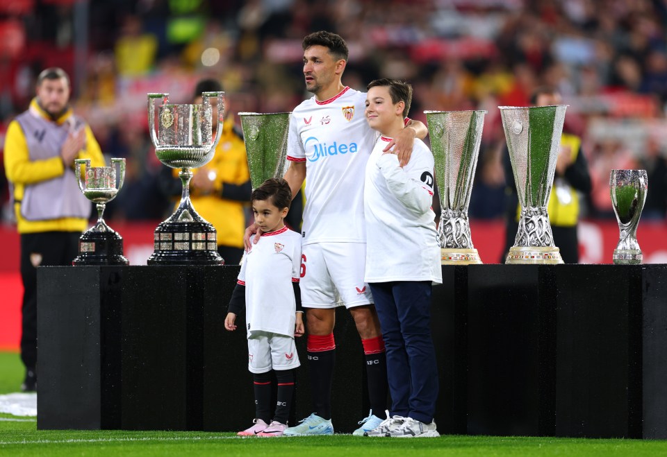 You are currently viewing Premier League winner breaks down in tears on the pitch as he prepares to retire due to ‘chronic pain’