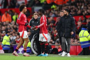 Read more about the article Joshua Zirkzee storms down tunnel after being cheered off pitch by Man United fans