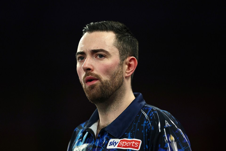 You are currently viewing Luke Humphries crashes OUT of World Darts Championship as Peter Wright delivers on promise in huge upset