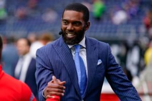 Read more about the article ESPN cast show solidarity with Randy Moss as NFL legend reveals he’s ‘battling’ health issue on live TV