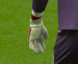 Read more about the article Why Aaron Ramsdale is wearing unusual glove in Premier League clash for Southampton