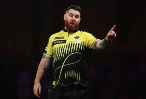 Read more about the article ‘Cringy’ – Darts player does cheeky ‘no look 180’, but fans aren’t impressed with showboating star