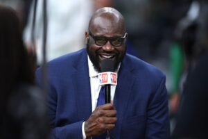 Read more about the article Shaquille O’Neal throws hilarious shade at All-Star while celebrating LeBron James’ 40th birthday