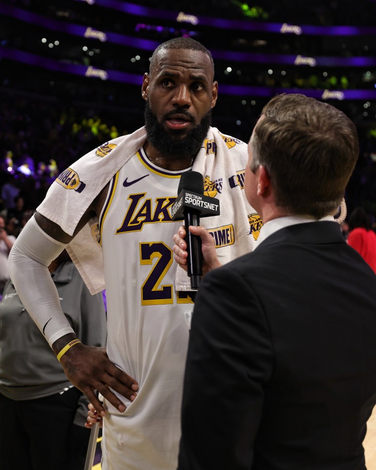 You are currently viewing Alarming LeBron James stats have Lakers fans divided after damning seven-word verdict leaves JJ Redick with bench decision