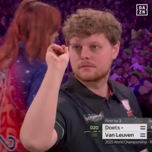 Read more about the article Viewers left stunned by ‘worst leg of darts in history’ at PDC World Championship