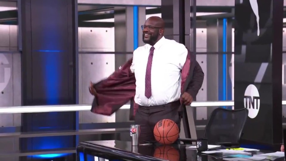 You are currently viewing ‘Talk the talk’ – Shaquille O’Neal silences Charles Barkley with athletic feat after being dared by co-hosts