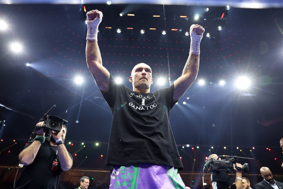 You are currently viewing Oleksandr Usyk handed retirement advice as champion ponders next move after Tyson Fury win