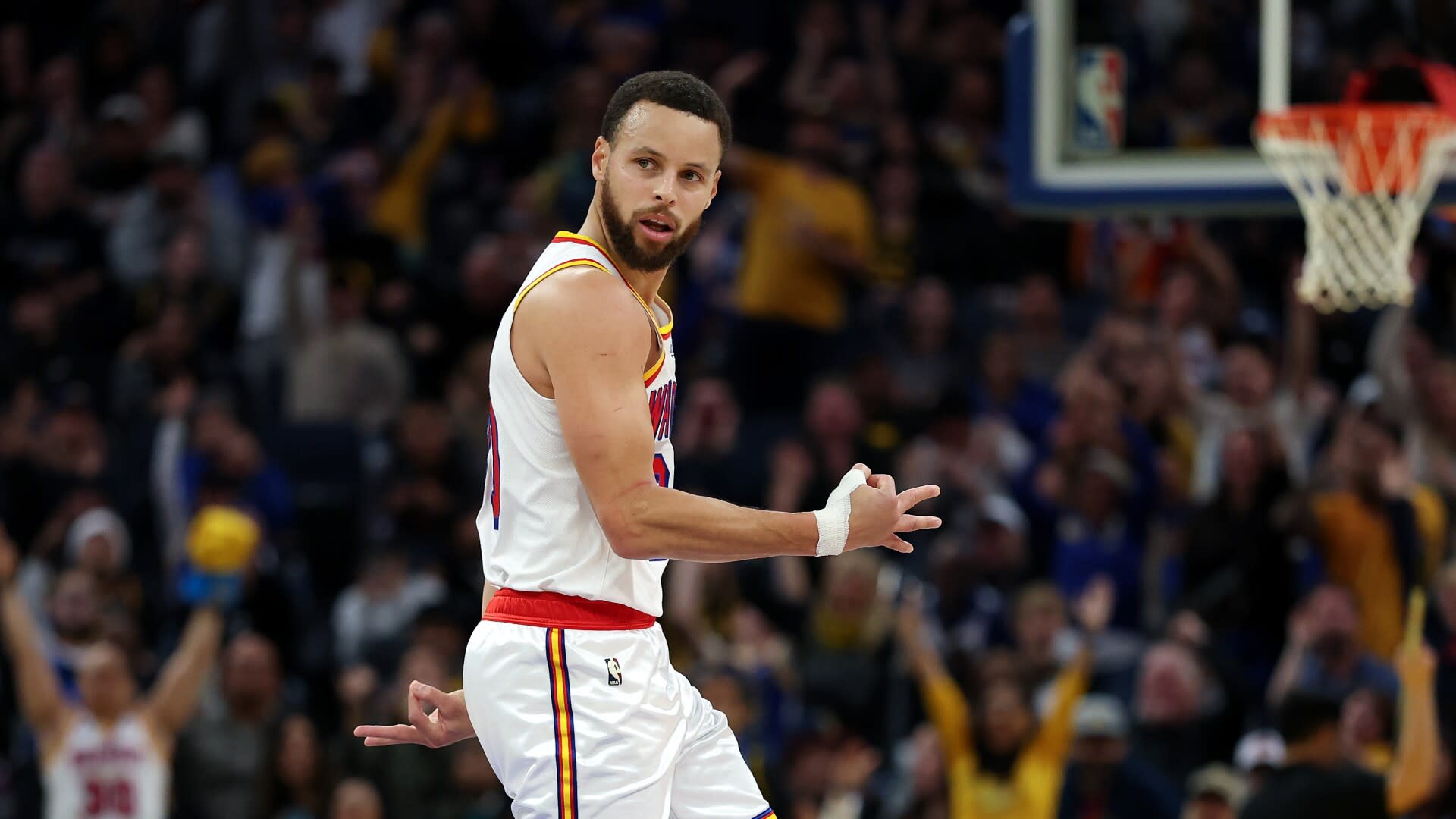 You are currently viewing Watch red-hot Stephen Curry shoot 8-of-8 from 3 in win over 76ers