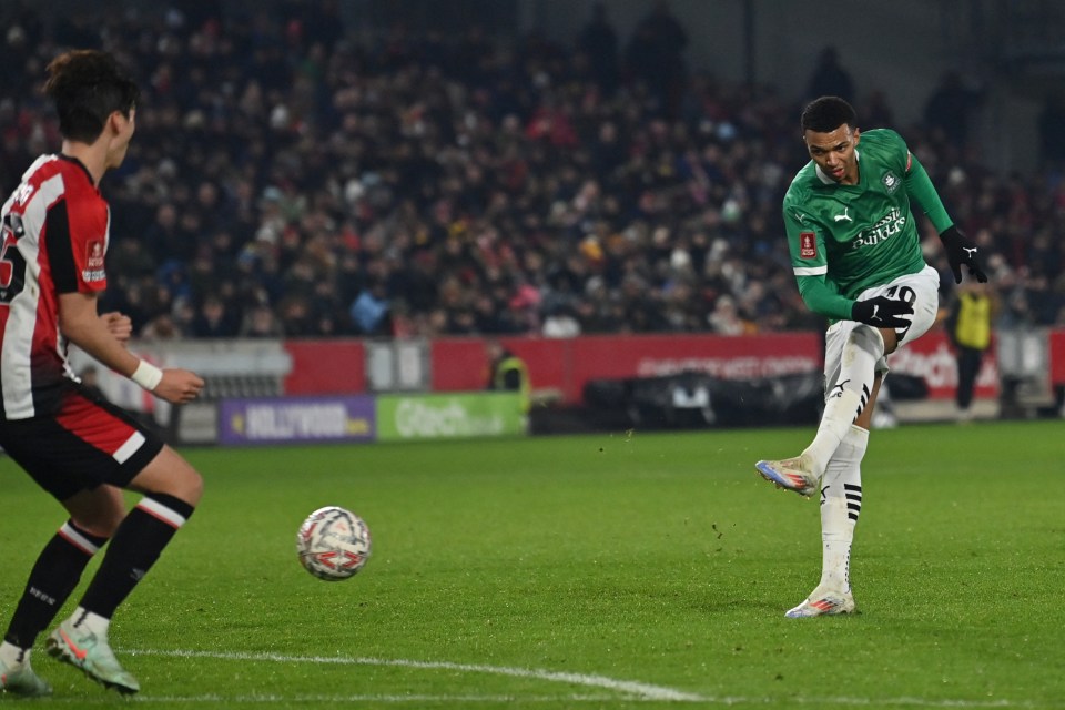 You are currently viewing Huge FA Cup upset as Plymouth end nine-month run to send Brentford crashing out