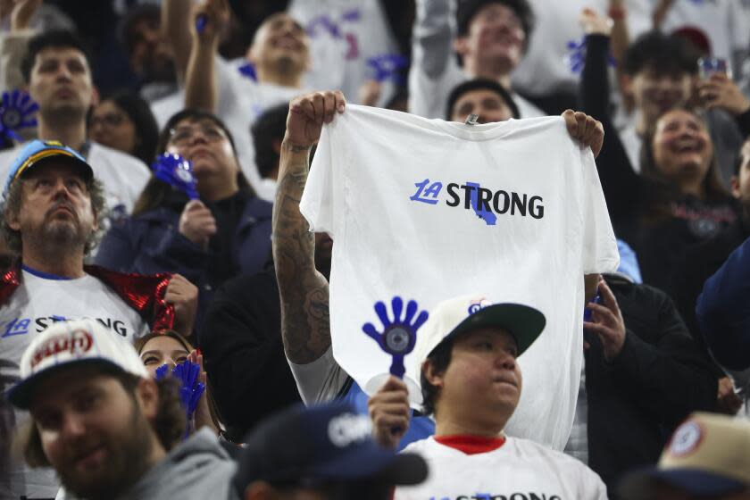 You are currently viewing Clippers and their fans show their ‘L.A. Strong’ support during victory over Miami