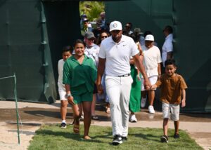 Read more about the article Tony Finau, wife Layla announce birth of sixth child, surprise kids with gender reveal