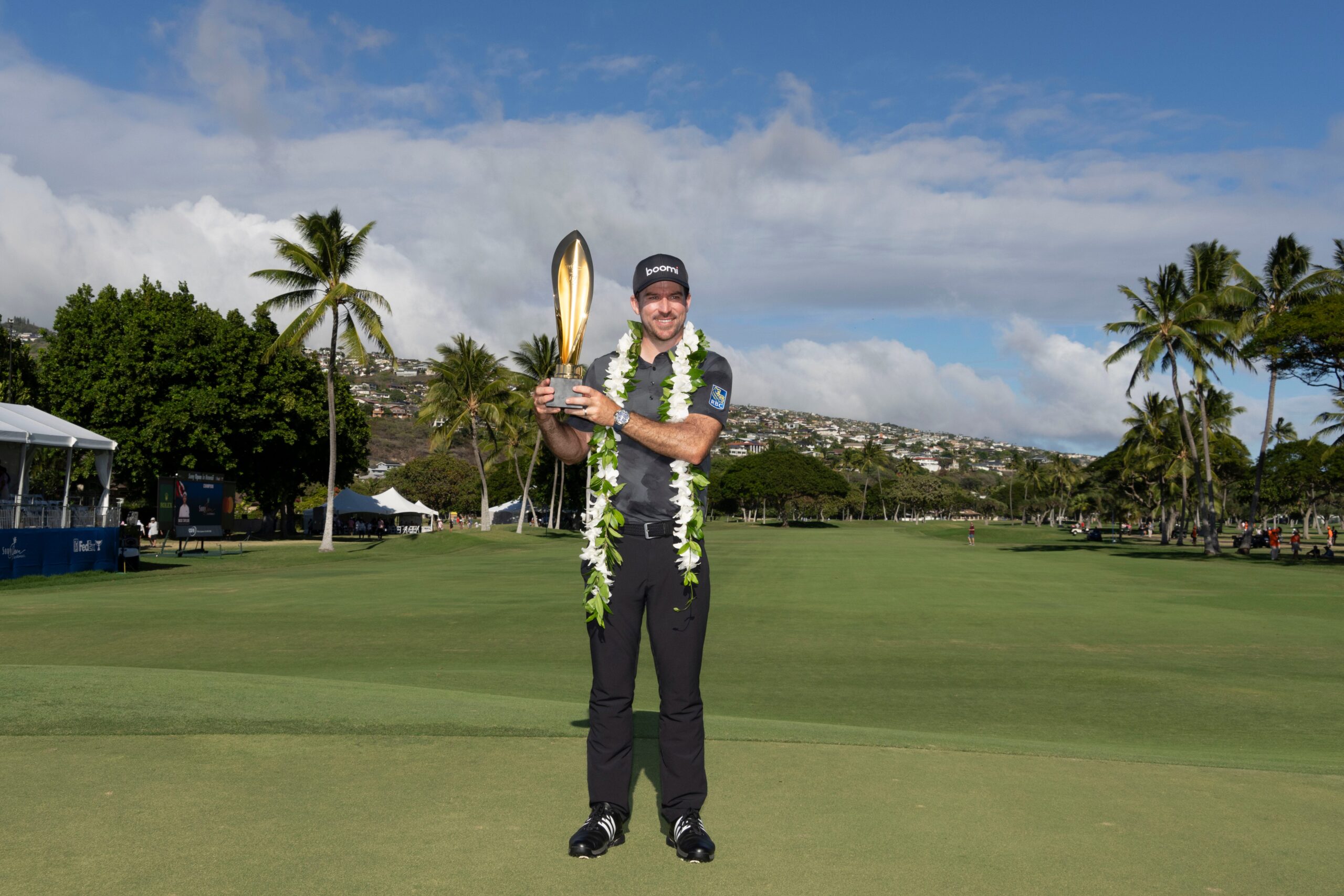 You are currently viewing Nick Taylor steals the 2025 Sony Open in Hawaii with chip-in eagle, two playoff birdies