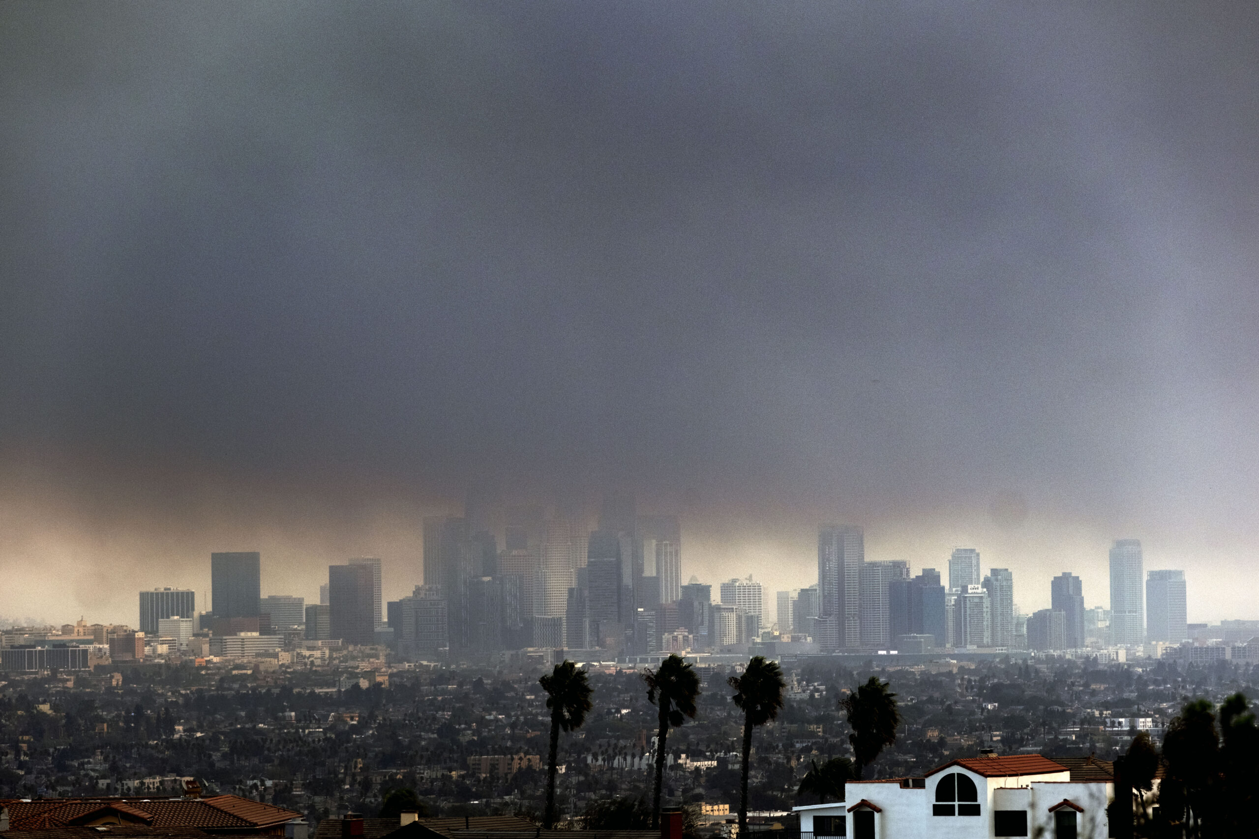 You are currently viewing Lakers, Clippers expected to resume home play Monday after Los Angeles fires postponed games