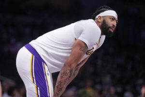 Read more about the article Lakers lose Anthony Davis to abdominal injury, blown out by 76ers team playing without Joel Embiid, Paul George