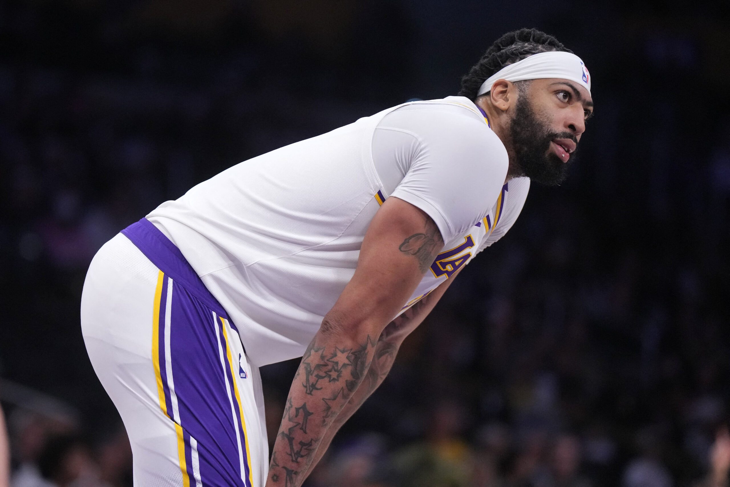 Read more about the article Lakers lose Anthony Davis to abdominal injury, blown out by 76ers team playing without Joel Embiid, Paul George