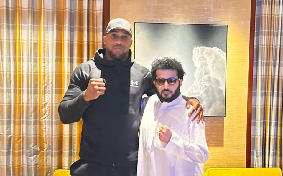 You are currently viewing Turki Alalshikh names Anthony Joshua fight he wants to make next if Tyson Fury is not available