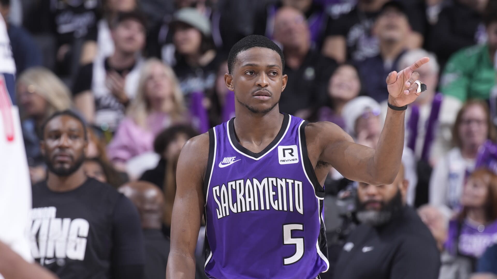 Read more about the article Kings reportedly open to De’Aaron Fox trade offers before deadline; Fox is rumored to prefer Spurs