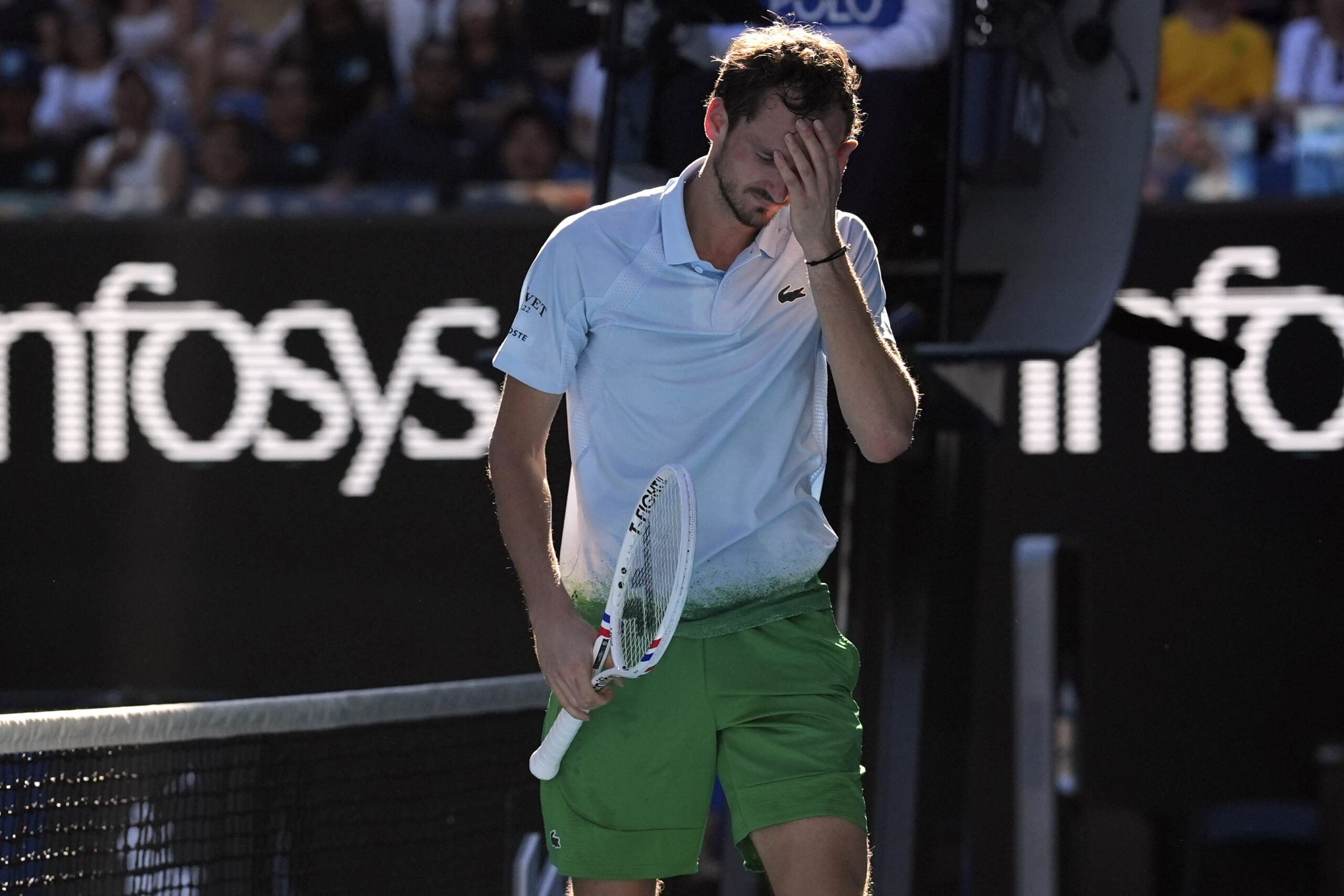 You are currently viewing Daniil Medvedev destroys a camera attached to the net at the Australian Open