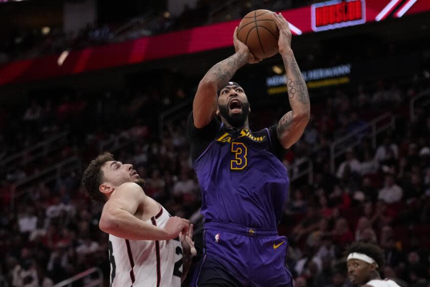 You are currently viewing Lakers’ second-half rally falls short against Rockets