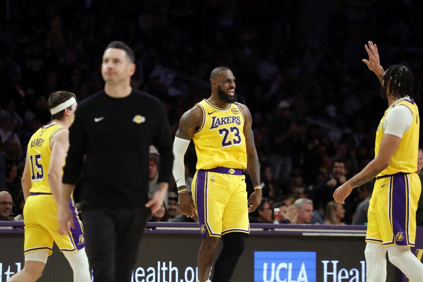 Read more about the article LeBron James waved at young fan sitting courtside at Lakers game. Then she cried tears of joy