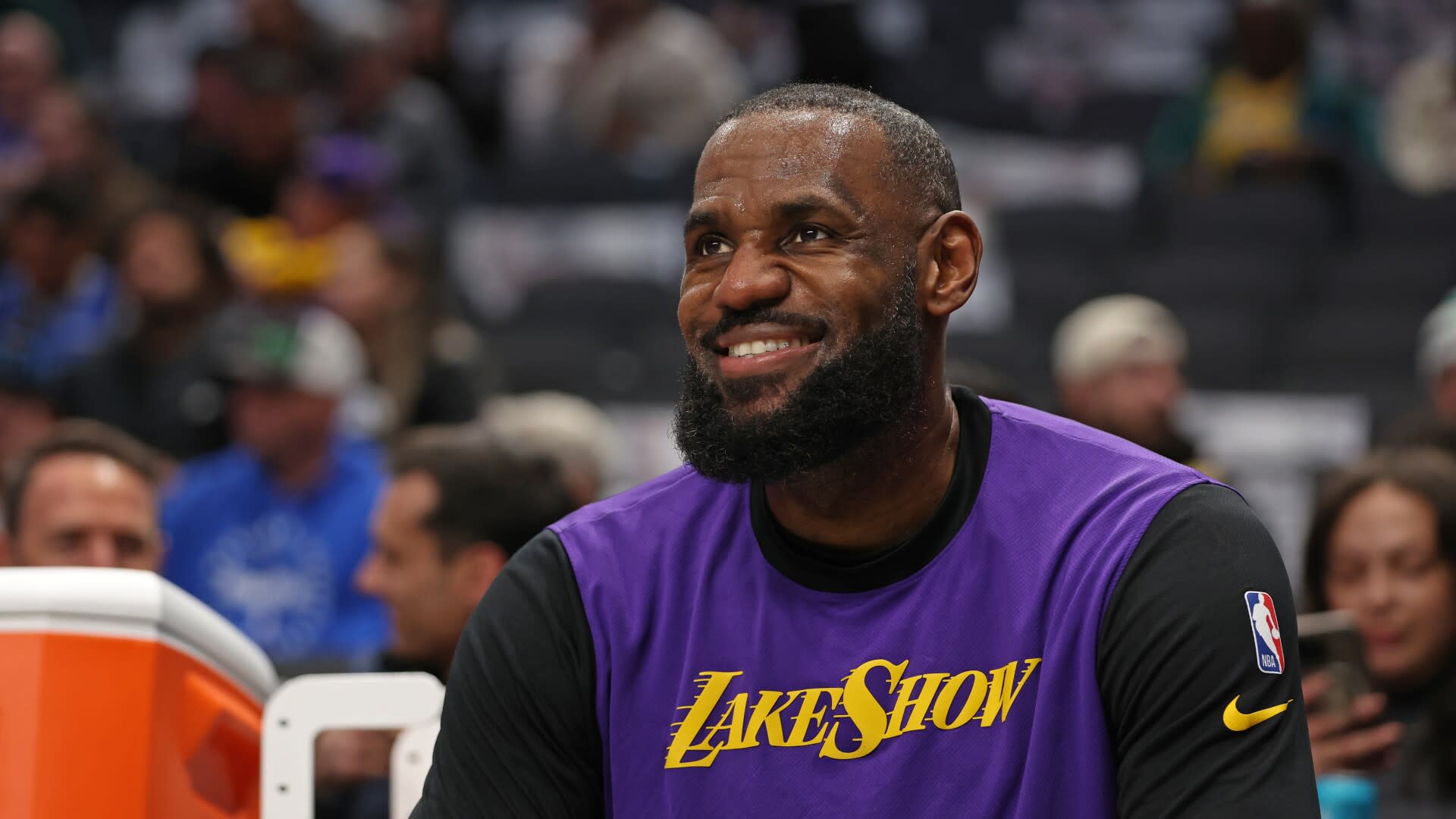 You are currently viewing Check out LeBron James switching hands mid-air for lefty poster dunk