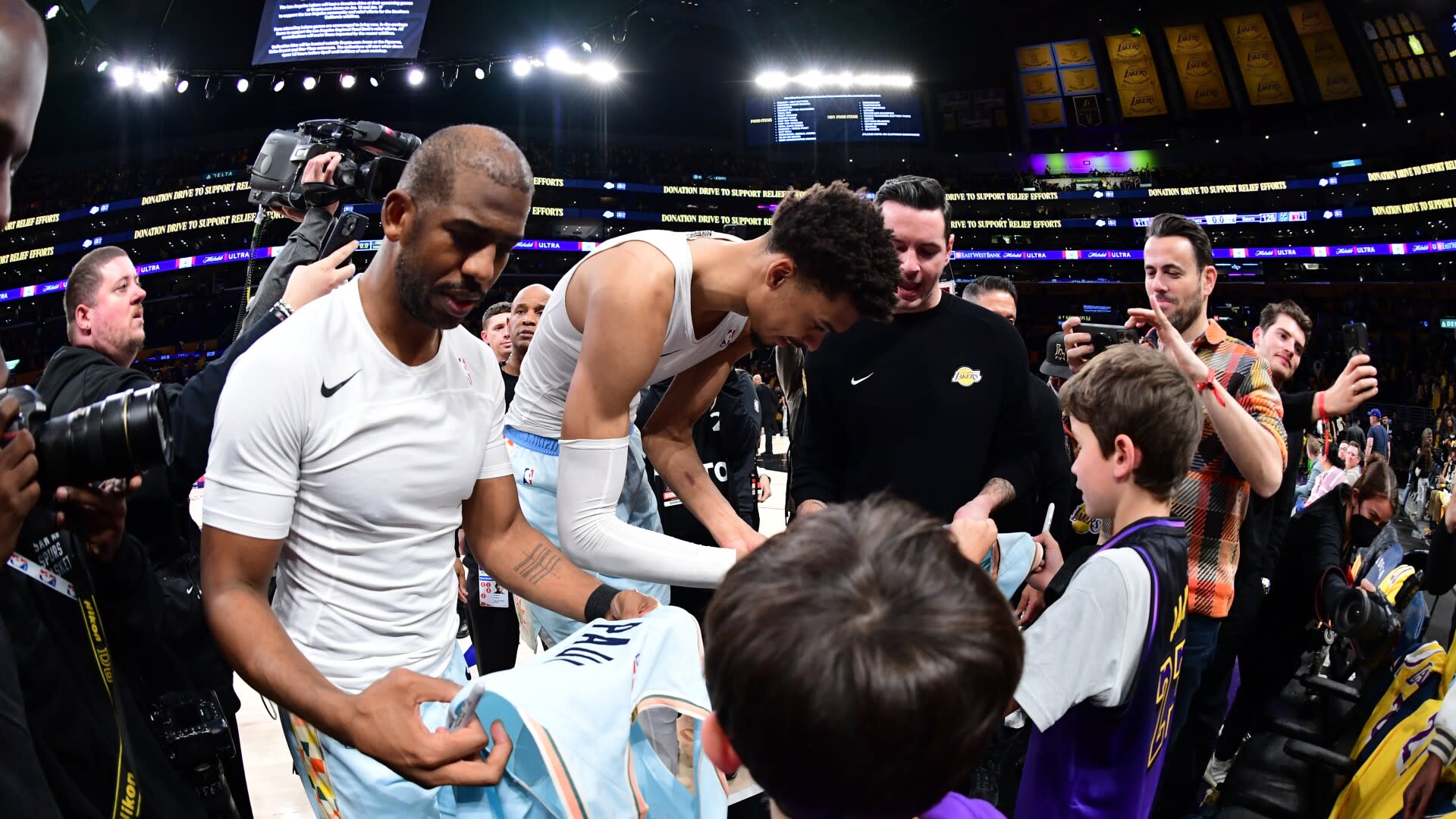 You are currently viewing Touching moment: Victor Wembanyama, Chris Paul give game-worn jerseys to J.J. Redick’s children