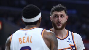 Read more about the article Struggling Suns reportedly removing Bradley Beal, Jusuf Nurkic from starting lineup