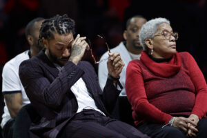 Read more about the article Derrick Rose moved to tears in Bulls halftime ceremony, to have his jersey number retired