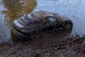 Read more about the article Porsche found frozen, covered in debris at golf course after flooding on New Year’s Day