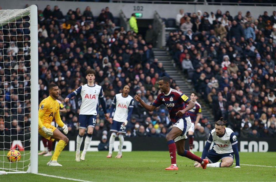 You are currently viewing Alexander Isak equals Newcastle record held by Alan Shearer as stunning stats emerge