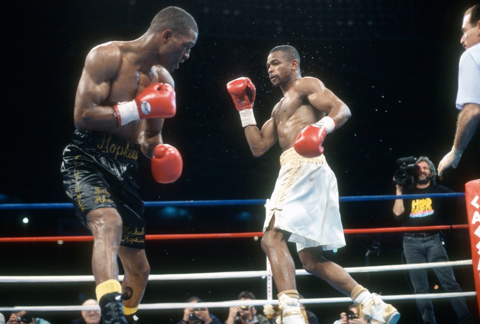 You are currently viewing Roy Jones Jr dismantled boxing’s oldest-ever world champion with ‘one hand’ to achieve career milestone