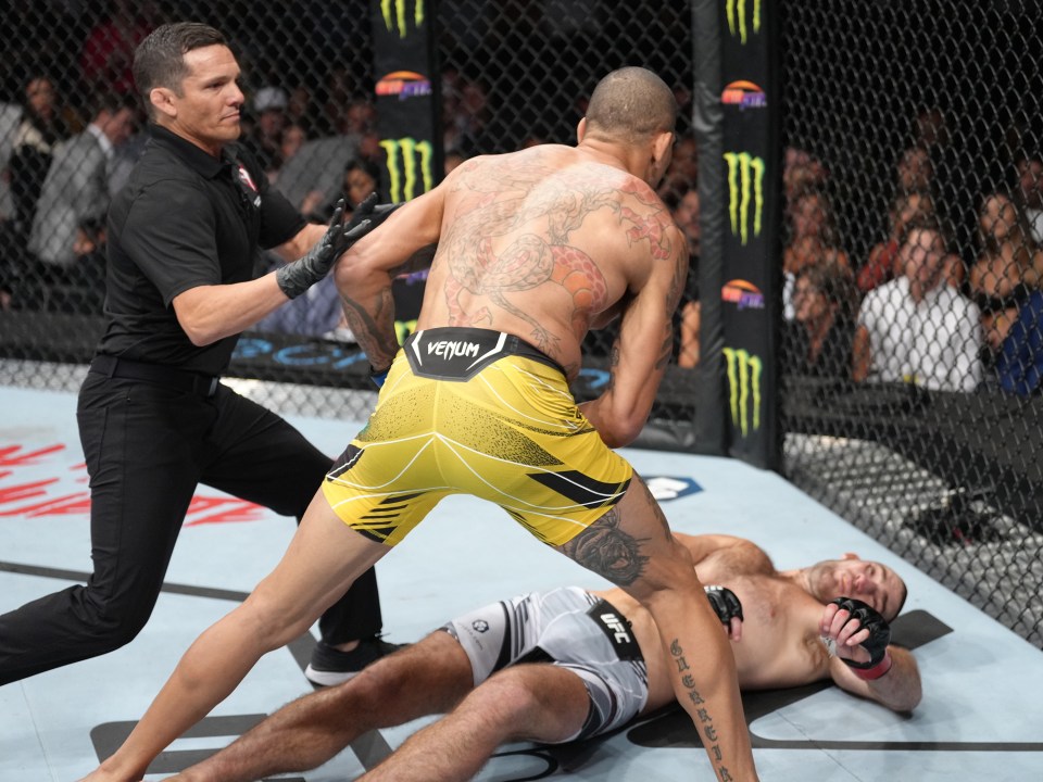 Read more about the article Alex Pereira set to corner Sean Strickland at UFC 312 three years after knocking him out