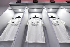 Read more about the article Why Arsenal are wearing all-white kit against Manchester United as Gunners drop traditional colours for good cause