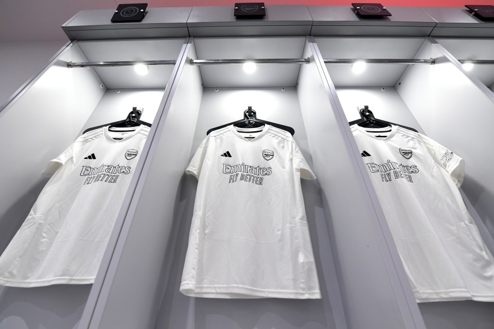 You are currently viewing Why Arsenal are wearing all-white kit against Manchester United as Gunners drop traditional colours for good cause