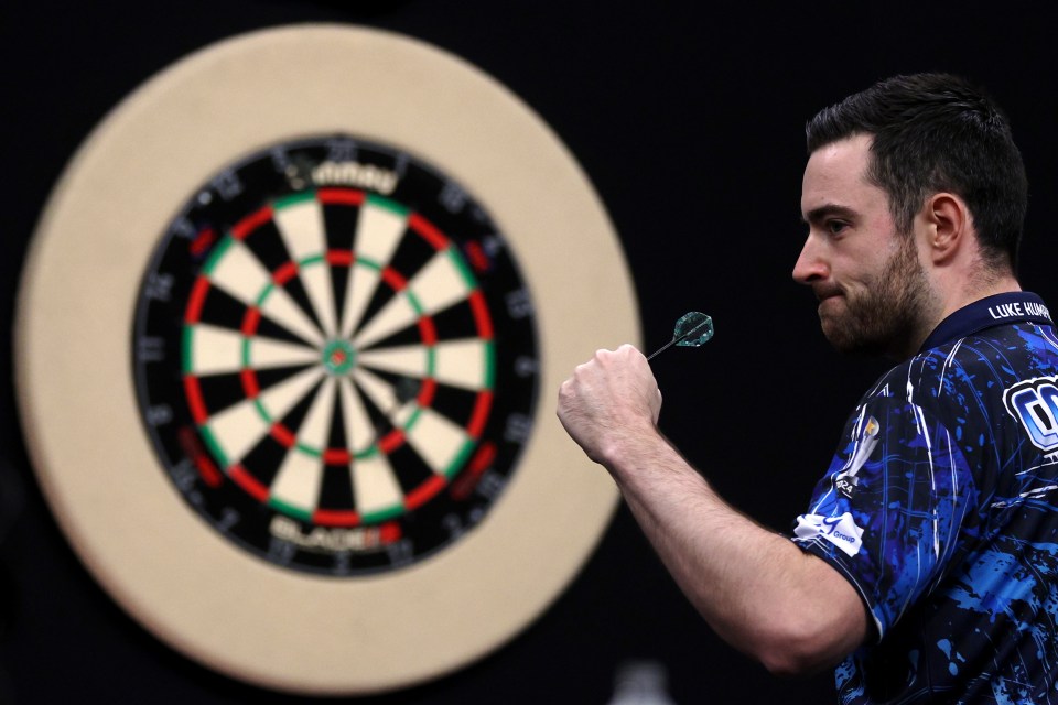 You are currently viewing How far do you stand away from a dart board and how high is it? Nation gripped ahead of PDC world final