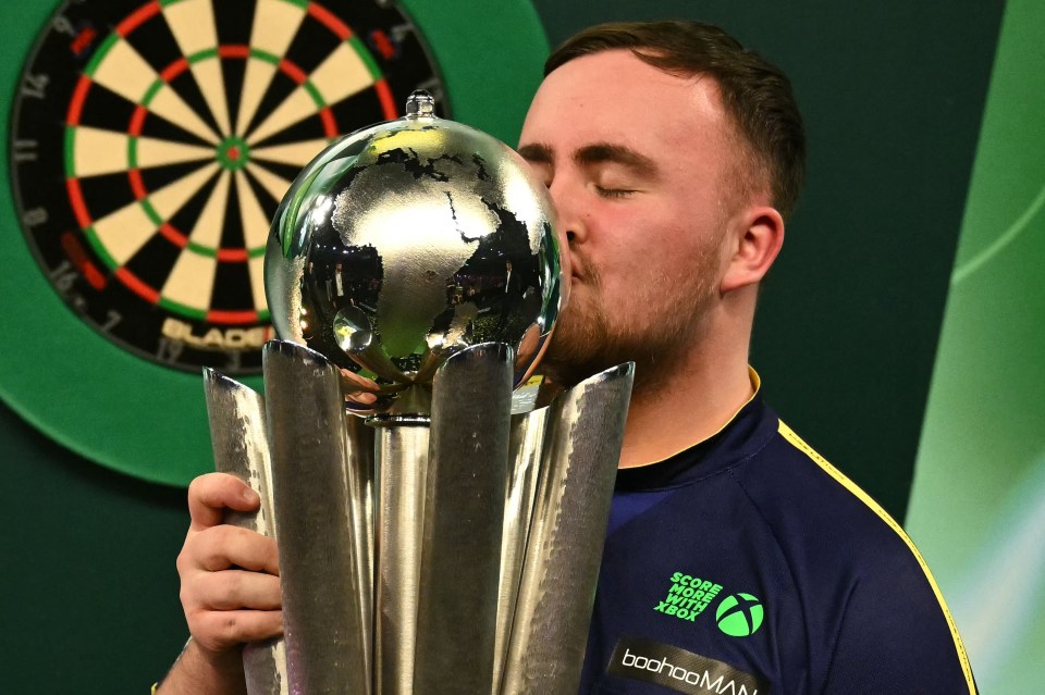 You are currently viewing Luke Littler jets off on holiday after banking £500k – and surprises fans at pub darts competition