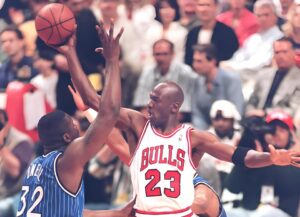 Read more about the article ‘That fake smile’ – Fans all say the same as footage resurfaces of Michael Jordan’s one-on-one with young Shaq